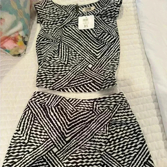 Matching skirt and top set - Picture 1 of 8